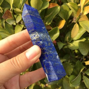 Natūralus mineralas "Modernus obeliskas 15" (Lapis Lazuli, 70 g)