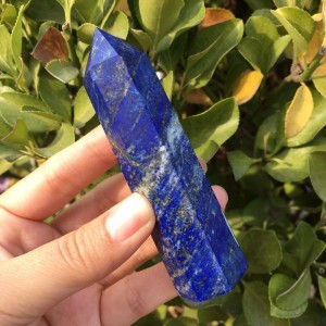 Natūralus mineralas "Modernus obeliskas 15" (Lapis Lazuli, 70 g)