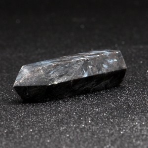 Natūralus mineralas "Juodasis obeliskas 2" (floritas, 7.5 x 2 cm)