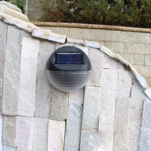 Saulės energija įkraunamas šviestuvas "Modernioji klasika"