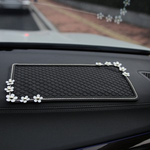 Neslystantis kilimėlis automobiliui "Aukščiausia klasė 18" (30 x 15 cm)