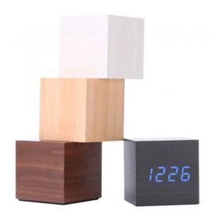 Laikrodis žadintuvas "Medžio kūbas" (6 cm)