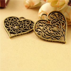 Dekoratyviniai puošybos elementai "Sidabrinė širdelė" (30 vnt.)