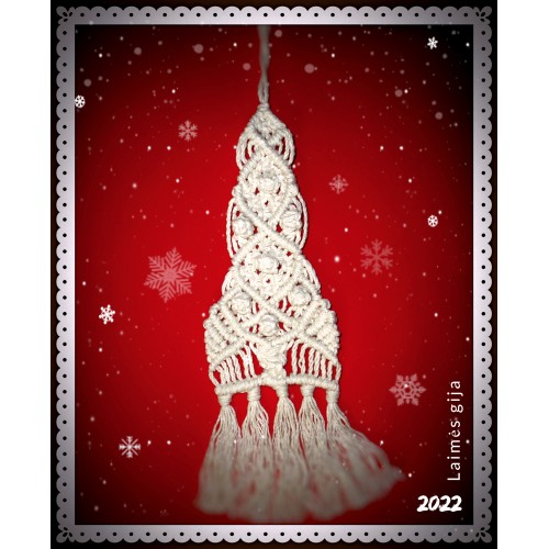 Pinta macrame kalėdinė eglutė su žaisliukais